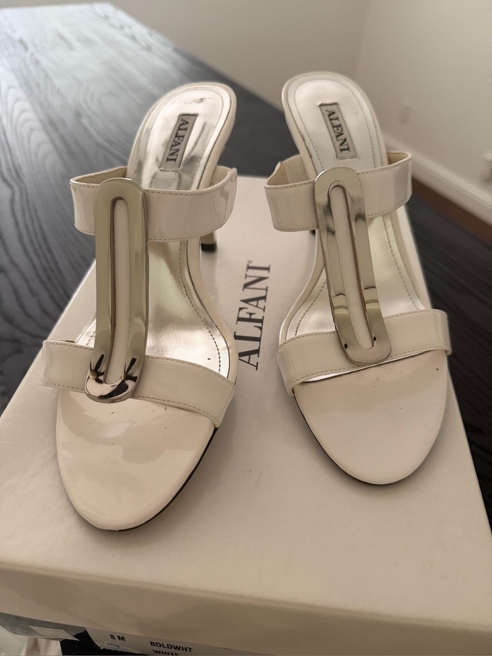 Women’s white Alfani sandels
